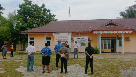 Ketua Bawaslu Kabupaten Sorong Selatan memimpin upacara peringatan Hari Pahlawan Nasional Tahun 2025 di halaman kantor Bawaslu Sorong Selatan, Teminabuan, Senin (10/11/2025). (Foto: Humas Bawaslu Sorong Selatan)