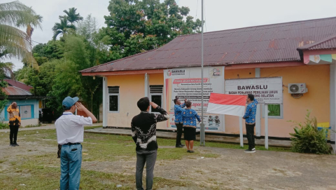 Suasana khidmat upacara Hari Pahlawan bertema “Pahlawanku Teladanku, Terus Bergerak Melanjutkan Perjuangan” di Kantor Bawaslu Kabupaten Sorong Selatan.